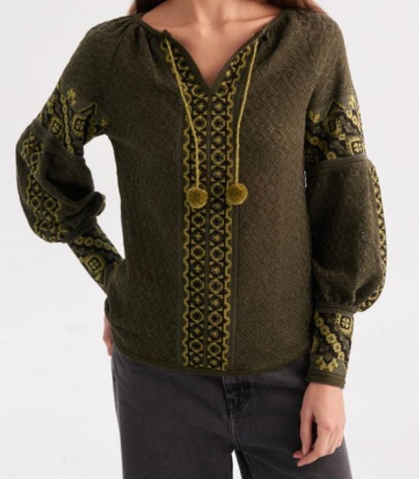 В'язана жіноча вишиванка