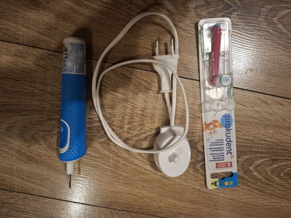 Szczoteczka rotacyjna Oral B kraina lodu plus jedna końcówka.