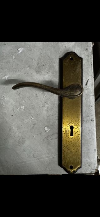 Puxador porta em latão