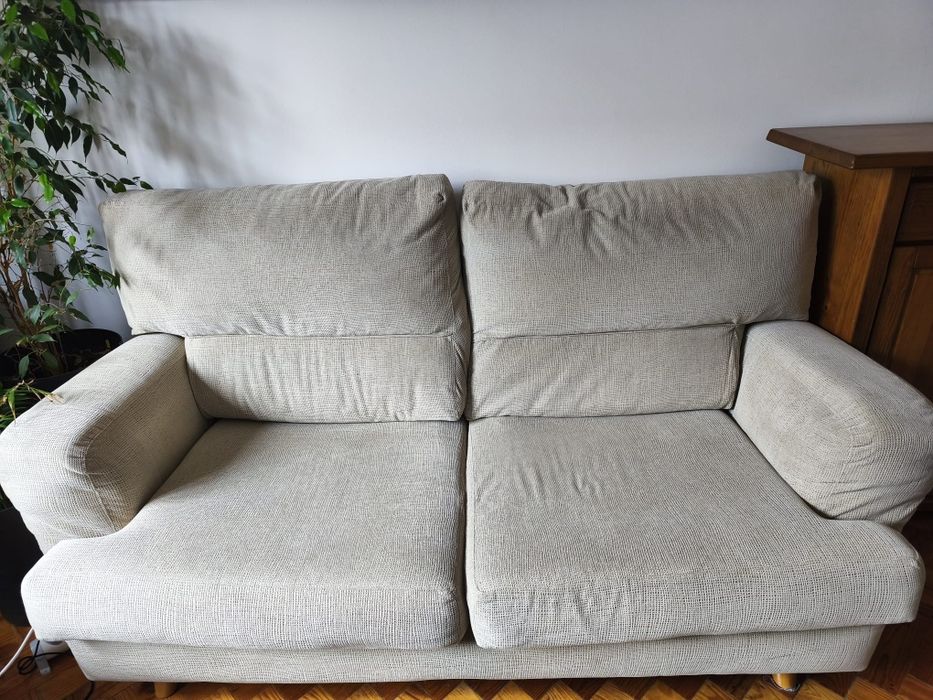 Sofá Beje  de dois lugares