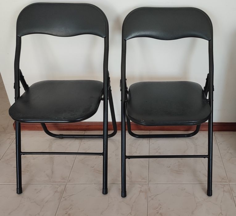 Cadeiras pretas dobráveis