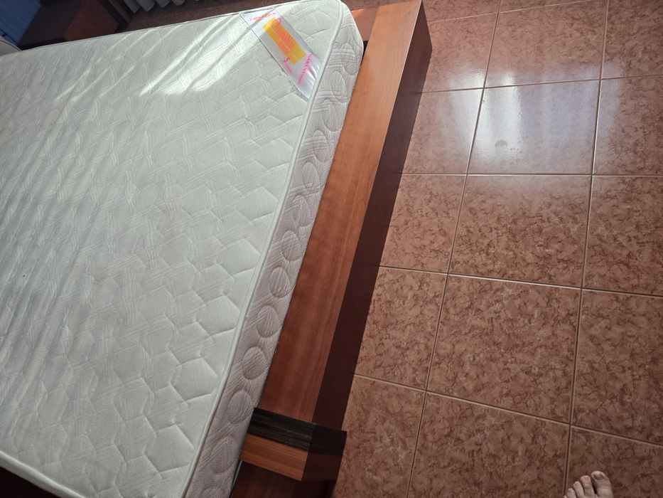 Cama casal e colchão
