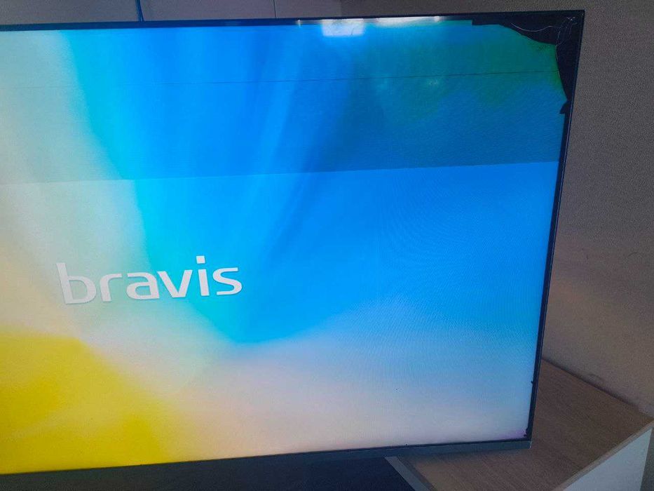 Bravis UHD-50M8000 Smart + T2