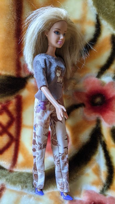 Барбі в одязі із взуттям