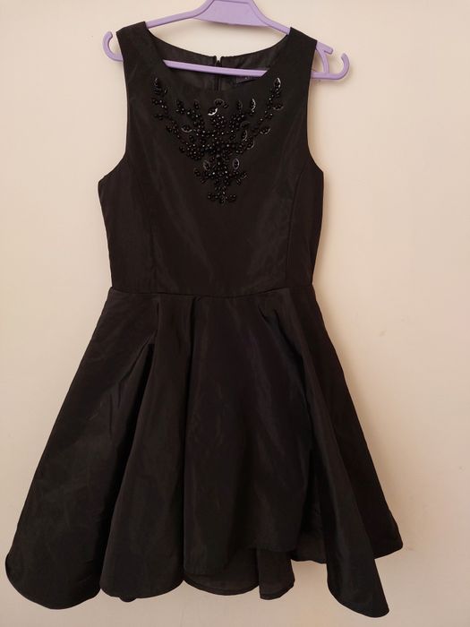 Elegancka sukienka z dłuższym dołem i tiulem w podszewce rozmiar 140 R