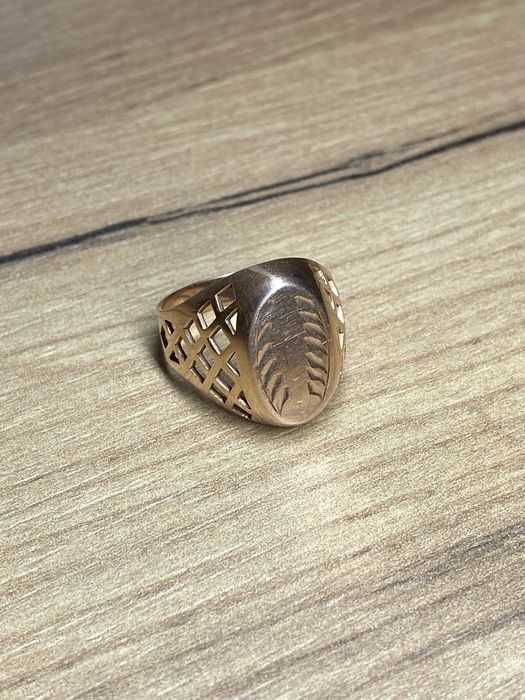 Продається вінтажний золотий перстень-печатка