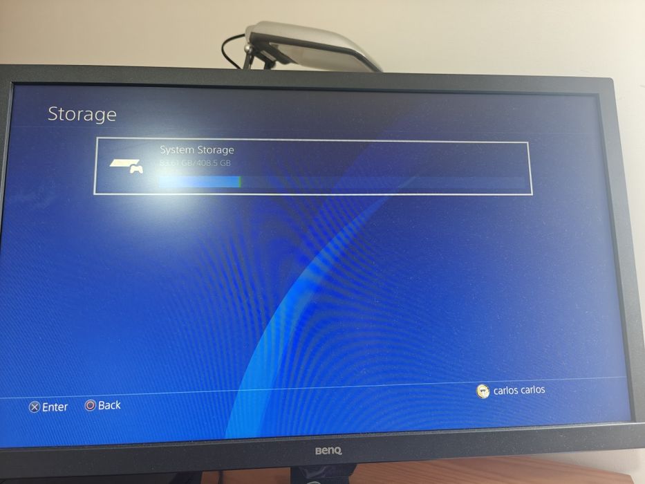 PlayStation 4 (PS4) em muito bom estado com caixa e 2 comandos