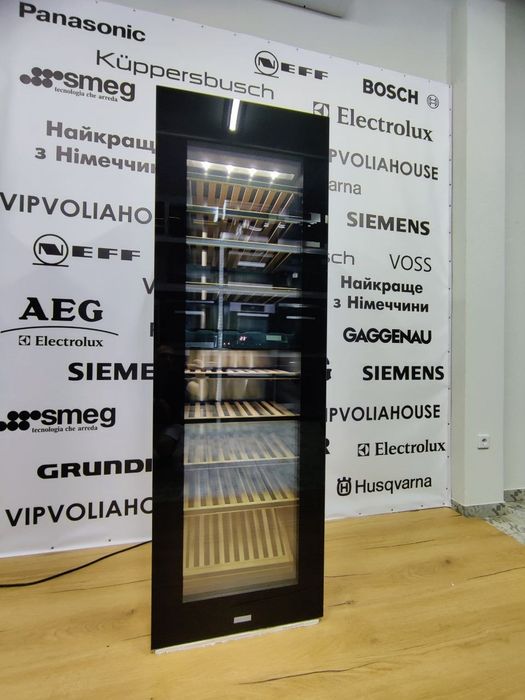 Вбудований MEGA холодильник для вина VOLIA™ KWT 6722 iG S у чорному склі. Виставковий зразок. Made in AUSTRIA.
