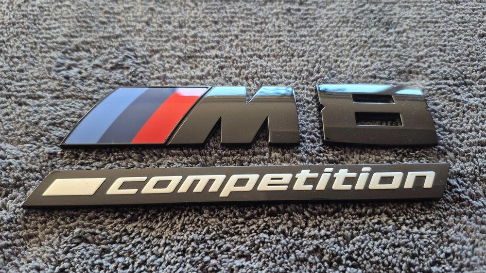 Oryginalny znaczek emblemat BMW M8 Competition na tylną klapę bagażnika. M power