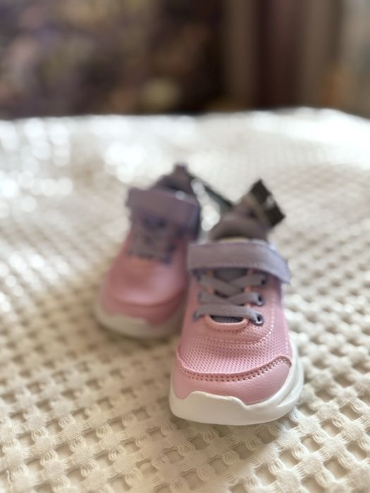 Нові кросівки для дівчинки