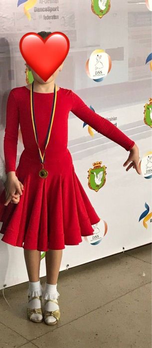 Бальне плаття, красивий яскраво червоний колір