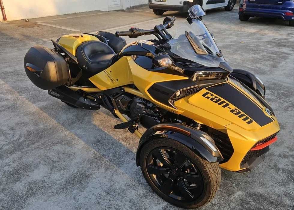 Moto Can-Am impecável