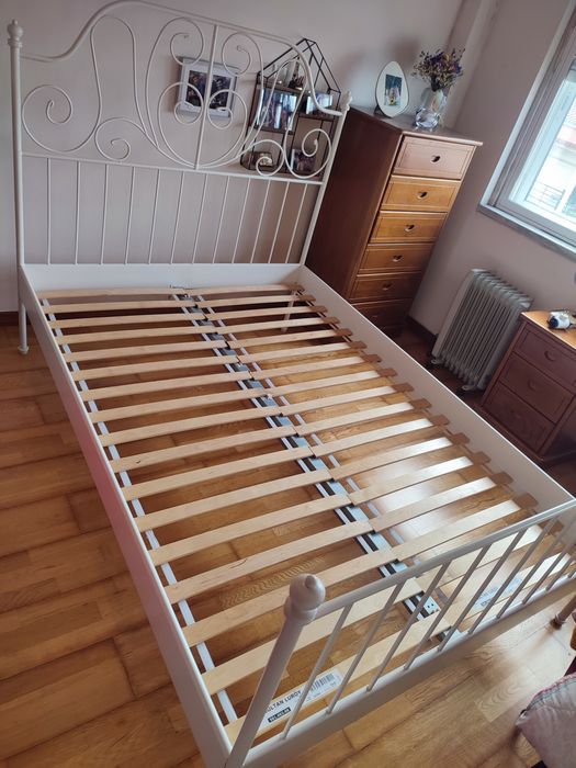 Cama de ferro IKEA com estrado
Modelo Leirvik em ferro
