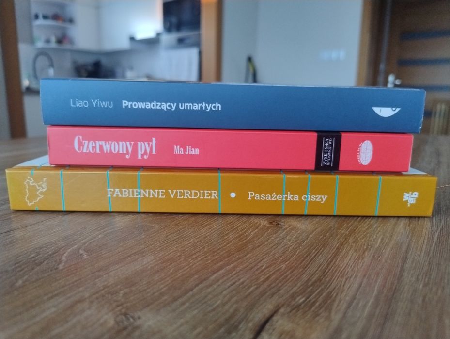Chiny * Czerwony pył * Prowadzący umarłych * Pasażerka ciszy