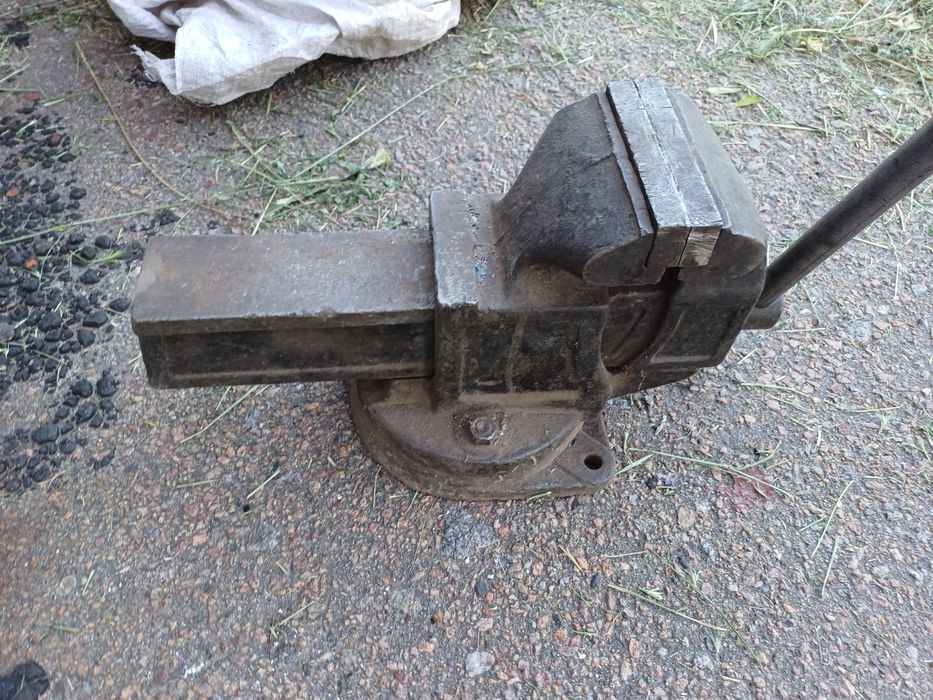 Тиски,   лещата.