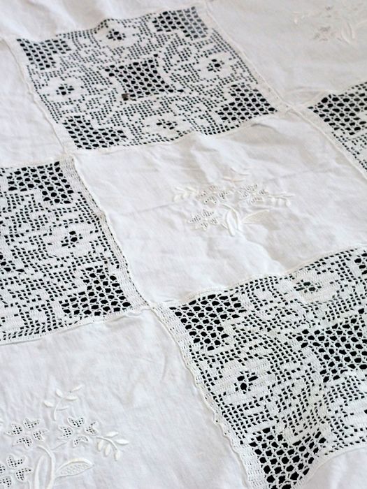 Grande toalha de mesa.