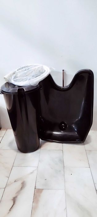 Rampa para lavar cabeças para acamados com depósito e chuveiro.