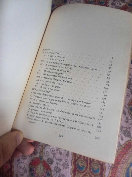 dois livros por 5 euros sobre 25 Abril e General Humberto Delgado