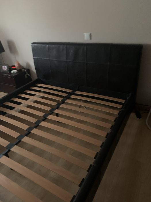 Cama  em pele castanha