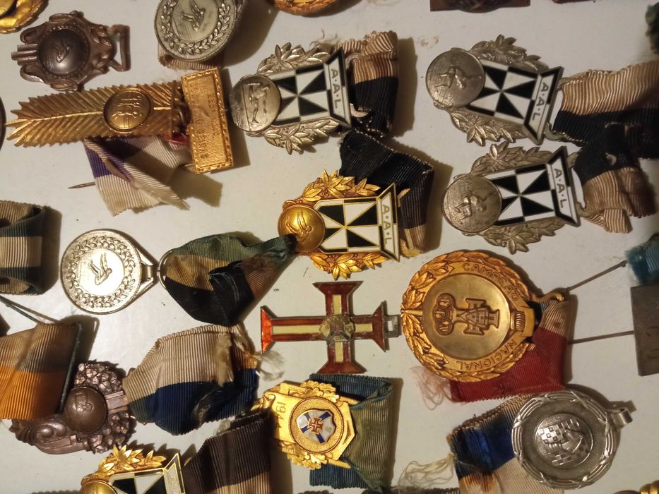 Cerca de 130 medalhas, pins e publicidade antiga