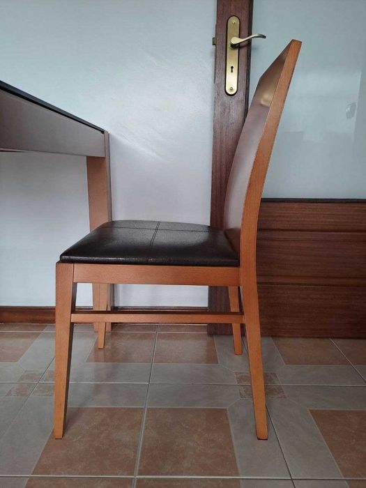 Mesa e cadeiras de madeira maciça