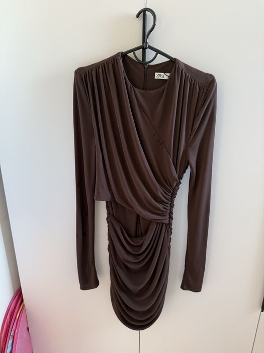 Шоколадне плаття з акцентом на животі