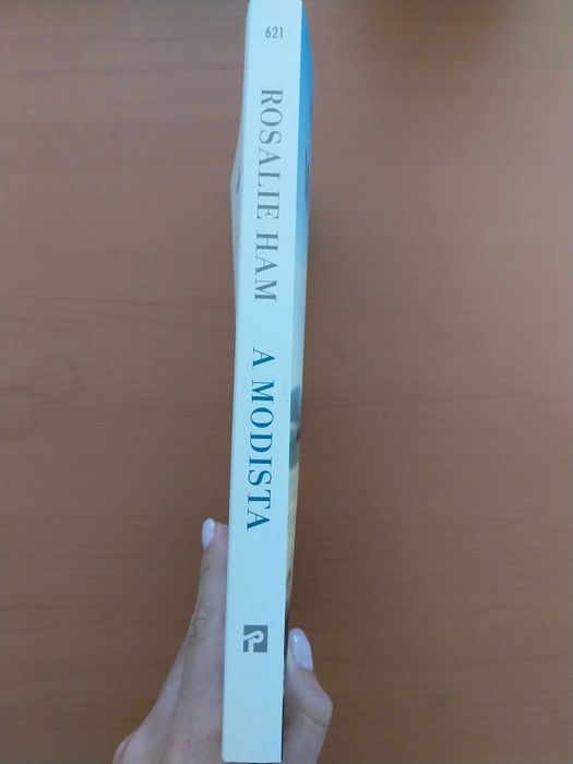 Livro romance A Modista