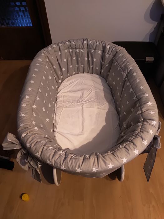 Wiklinowy kosz mojżesza na kołach