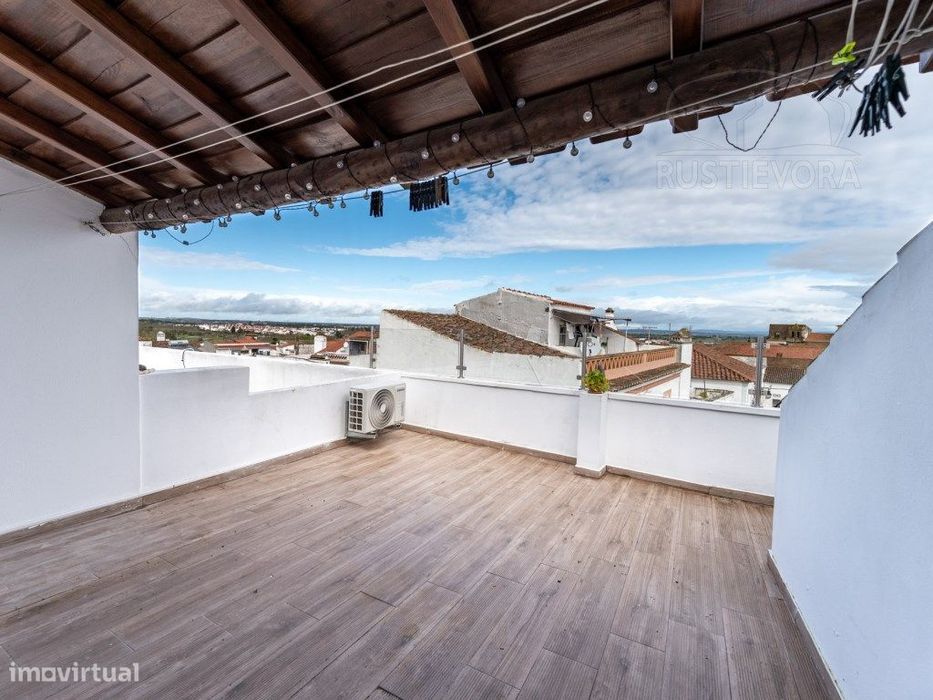 Moradia Bifamiliar T3 de 1º andar com amplo terraço na cobertura
