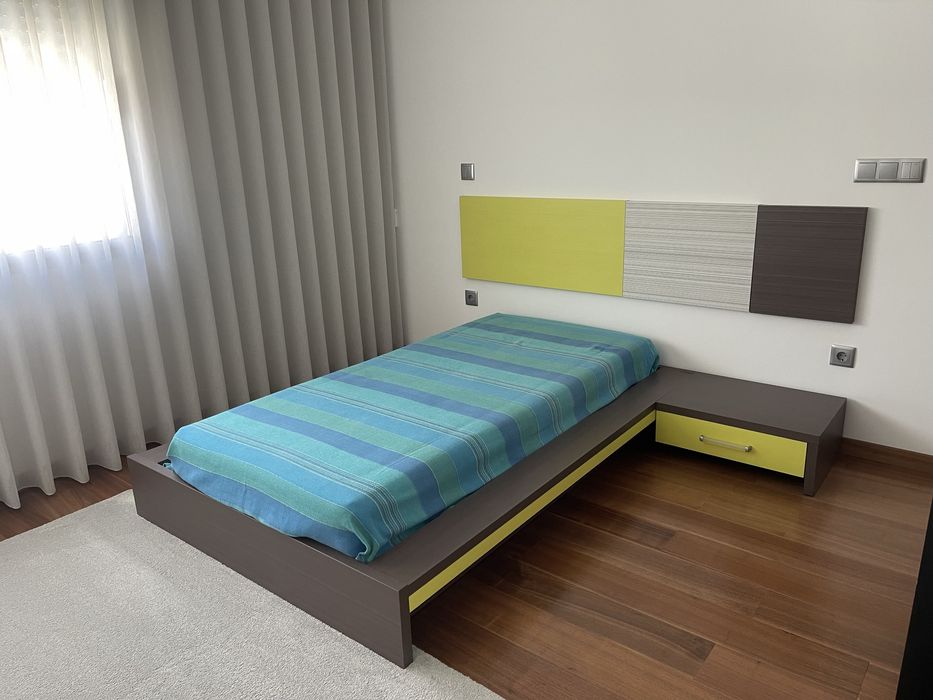 Cama individual com cabeceira,estrado, colchão e estanterias de livros