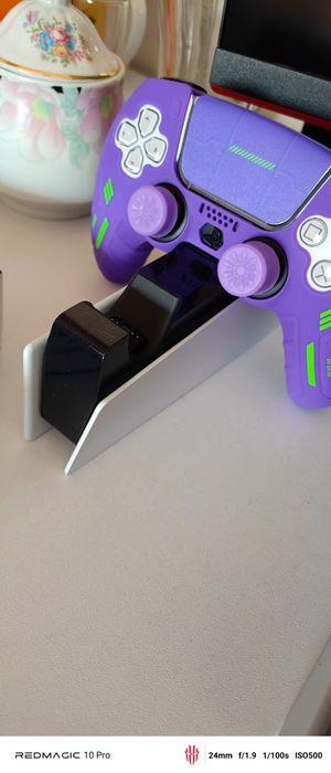Vendo ou troco Ps5  com 5 jogos inclusos , 1 comando e um suporte carregador Sony