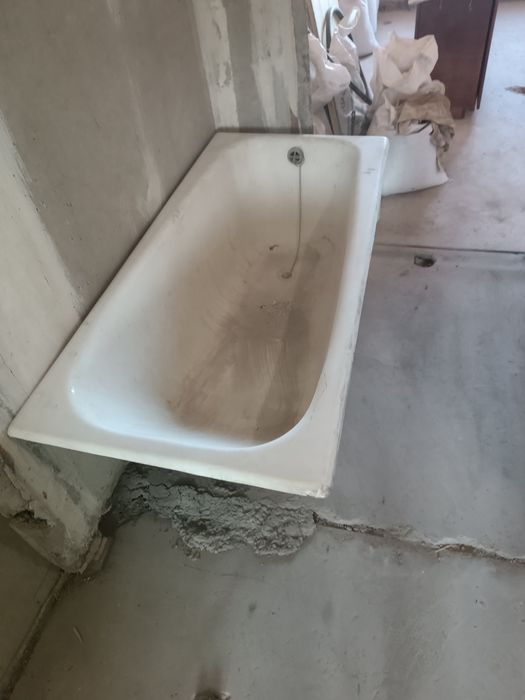 Ванна чавунна на ніжках.