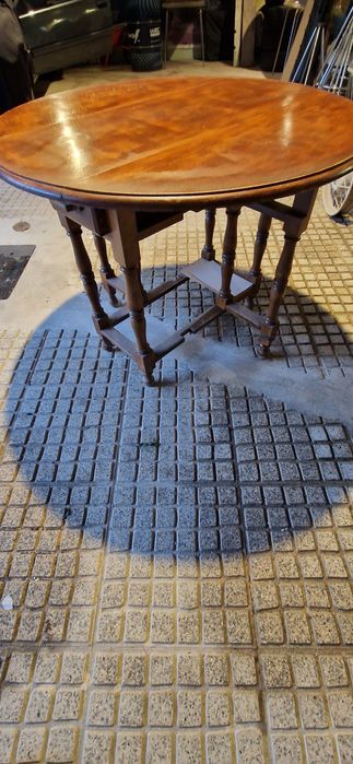 Mesa redonda desdobrável