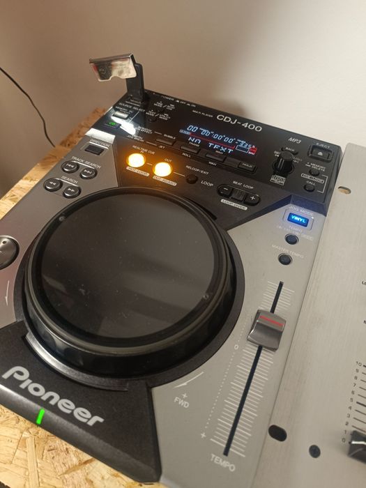 2 CDJ 400 e mesa de mistura Behringer DX626