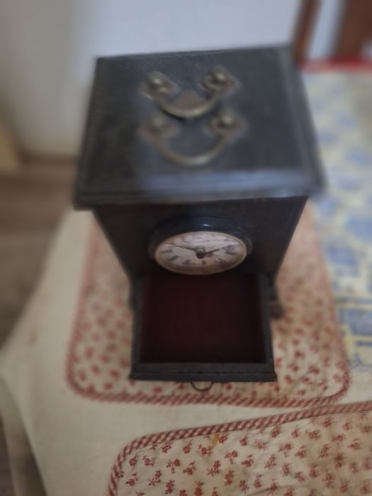 Dois relogios um é um radio tambem em bom estado