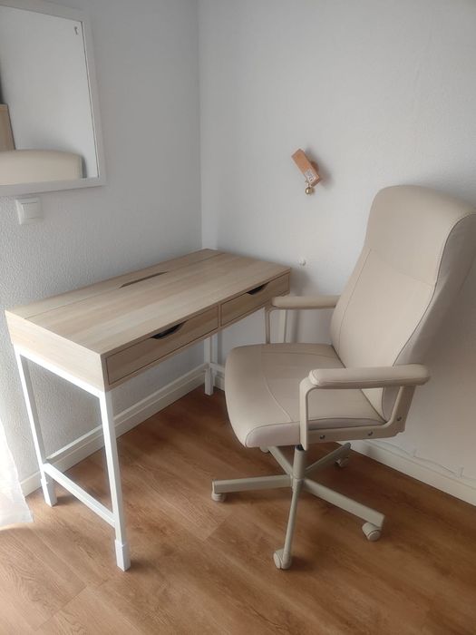 Secretaria e cadeira