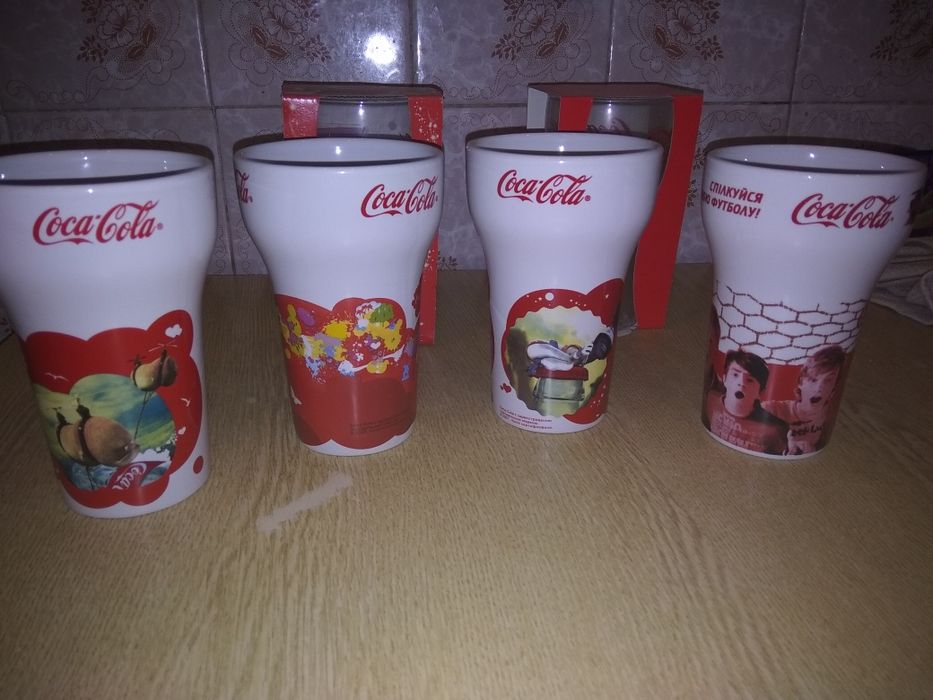 Стаканы с символикой кока кола