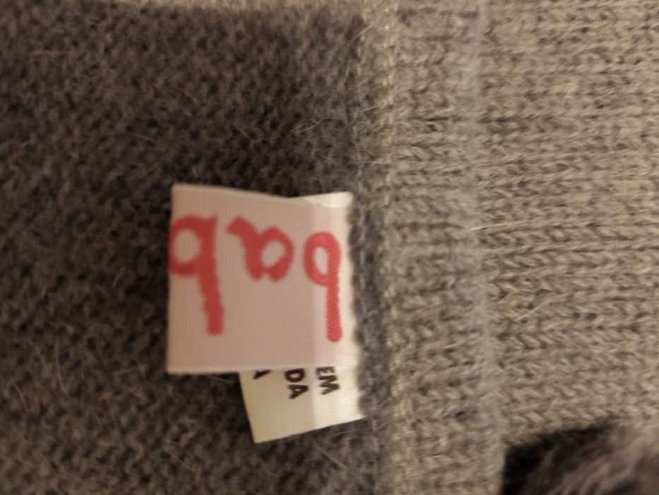 capa com pompons cinzenta