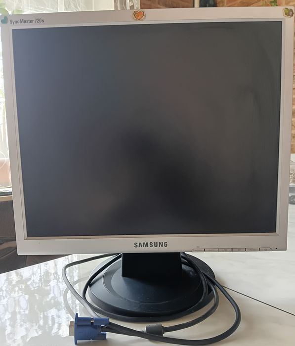 Монитор  "SAMSUNG",  клавиатура с мышкой и веб-камера.