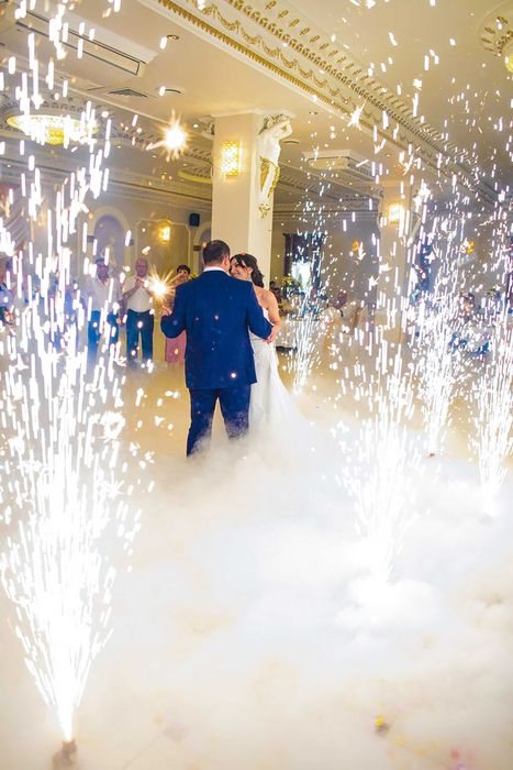 Важкий дим,холодні фонтани-вогні,перший танець,Кольоровий спалах