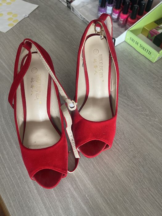 Sapato com fita para a perna