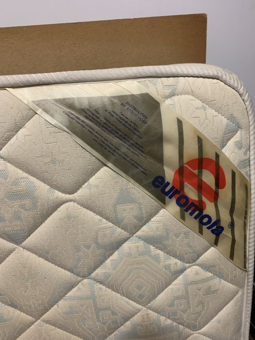 Cama de casal em ferro + colchão + 2 mesas de cabeceira 180x135