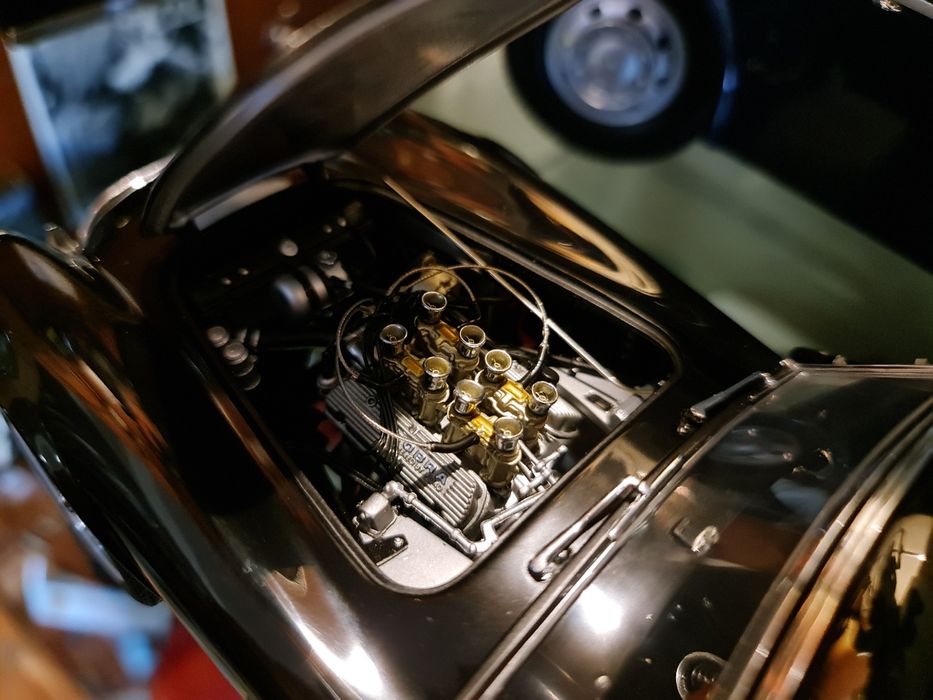 Miniatura Shelby 1:18