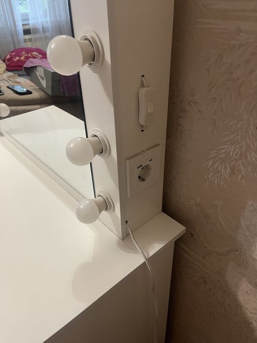 Столик з підсвіткою, розеткою та USB Bonro- B071 білий