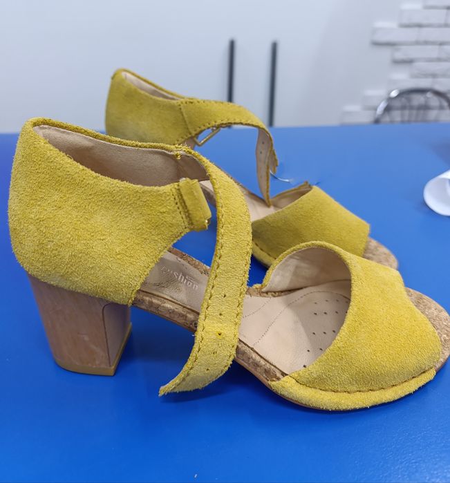 Продам женские Clarks замшевые босоножки
