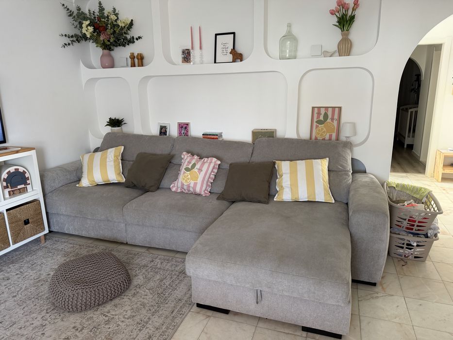 Sofa com chaise longue com arrumacao e almofadas fazem cama