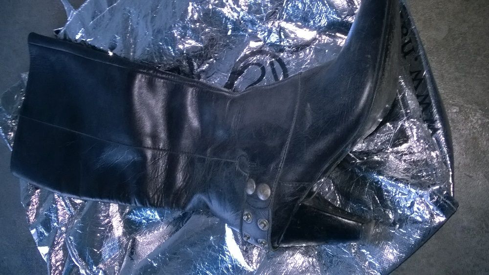 Botas em pele de cano alto nº 35