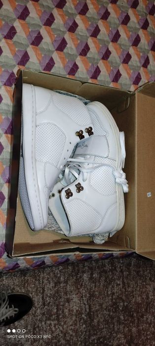 Botas ténis por estrear