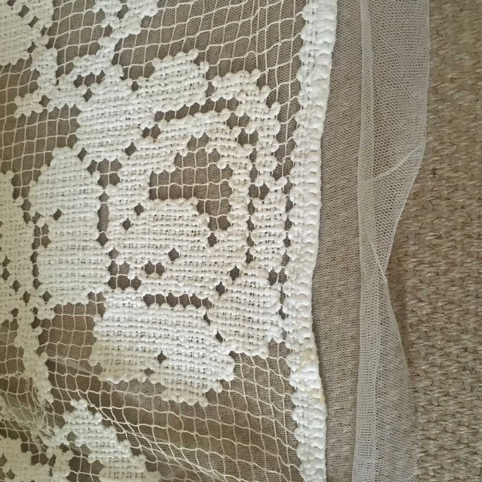 Várias cortinas em filet / filé bordado à mão