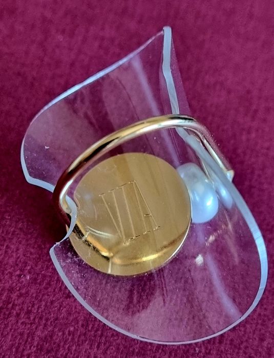 Anel dourado, em aço, com 1 pérola. Diferente e original. T17